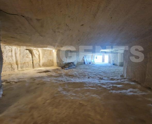 Maison semi-troglodytique avec dépendances