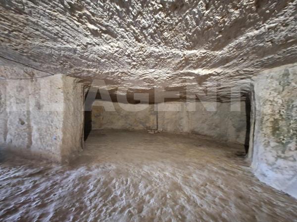 Maison semi-troglodytique avec dépendances