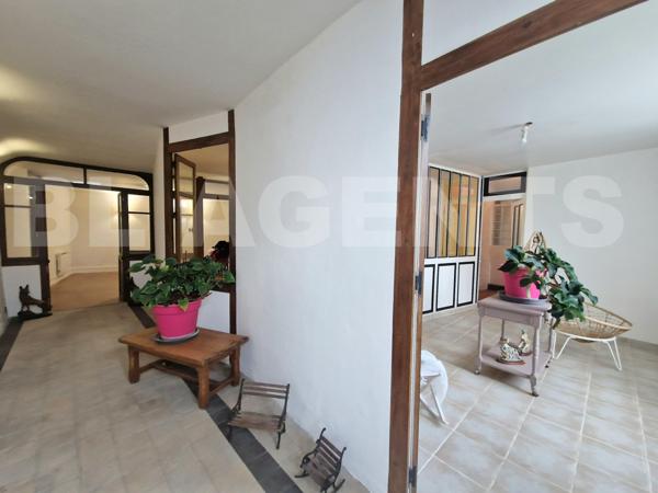 Maison semi-troglodytique avec dépendances