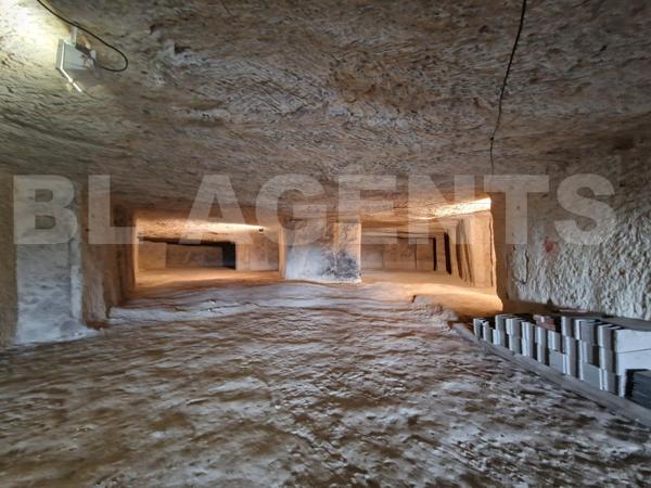 Maison semi-troglodytique avec dépendances