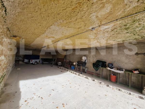 Maison semi-troglodytique avec dépendances