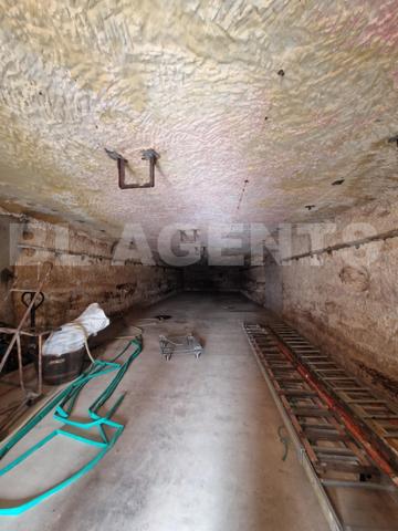 Maison semi-troglodytique avec dépendances