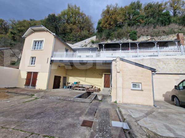 Maison semi-troglodytique avec dépendances