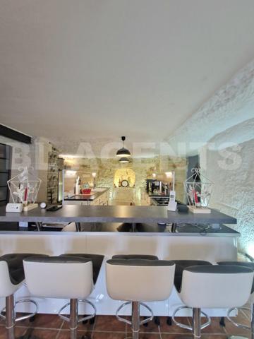 Maison semi-troglodytique avec dépendances