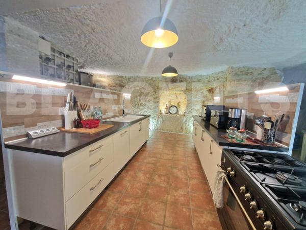 Maison semi-troglodytique avec dépendances