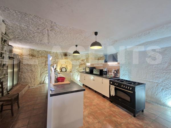 Maison semi-troglodytique avec dépendances