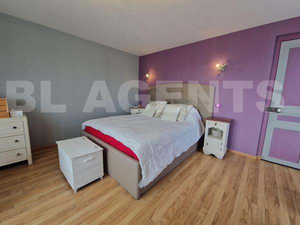 Maison semi-troglodytique avec dépendances