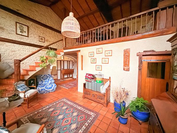 79100 LOUZY Maison Louzy 6 pièce(s) 182 m2