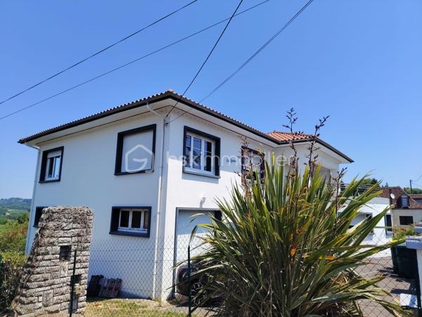 Dans un quartier résidentiel recherché par sa proximité immédiate au centre ville, venez découvrir cette grande maison familiale de plus de 200 m² qui se compose d'une entrée, d'un grand séjour lumineux, d'une cuisine semi-ouverte, de 3 grandes chambres avec placards, d'une salle d'eau avec douche à l'italienne, un wc.
Au sous-sol, une entrée, une 4ème chambre avec son dressing, une 5ème chambre avec sa douche privative, une salle d'eau supplémentaire, 1 wc, une cuisine d'été, une partie chaufferie avec chaudière à condensation et ballon thermodynamique. Vous serez séduits par les volumes de cette maison, son emplacement idéal,  sa piscine au sel, son jardin de 1905 m²avec de nombreux arbres fruitiers, l'un des plus beaux points de vue de la ville. 
Ne tardez pas à prendre rendez-vous pour une visite !!!! Photos sur demande.