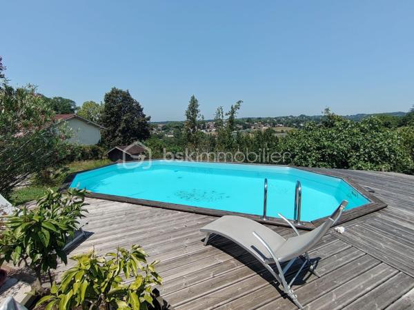 Dans un quartier résidentiel recherché par sa proximité immédiate au centre ville, venez découvrir cette grande maison familiale de plus de 200 m² qui se compose d'une entrée, d'un grand séjour lumineux, d'une cuisine semi-ouverte, de 3 grandes chambres avec placards, d'une salle d'eau avec douche à l'italienne, un wc.
Au sous-sol, une entrée, une 4ème chambre avec son dressing, une 5ème chambre avec sa douche privative, une salle d'eau supplémentaire, 1 wc, une cuisine d'été, une partie chaufferie avec chaudière à condensation et ballon thermodynamique. Vous serez séduits par les volumes de cette maison, son emplacement idéal,  sa piscine au sel, son jardin de 1905 m²avec de nombreux arbres fruitiers, l'un des plus beaux points de vue de la ville. 
Ne tardez pas à prendre rendez-vous pour une visite !!!! Photos sur demande.