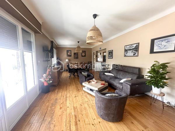 Dans un quartier résidentiel recherché par sa proximité immédiate au centre ville, venez découvrir cette grande maison familiale de plus de 200 m² qui se compose d'une entrée, d'un grand séjour lumineux, d'une cuisine semi-ouverte, de 3 grandes chambres avec placards, d'une salle d'eau avec douche à l'italienne, un wc.
Au sous-sol, une entrée, une 4ème chambre avec son dressing, une 5ème chambre avec sa douche privative, une salle d'eau supplémentaire, 1 wc, une cuisine d'été, une partie chaufferie avec chaudière à condensation et ballon thermodynamique. Vous serez séduits par les volumes de cette maison, son emplacement idéal,  sa piscine au sel, son jardin de 1905 m²avec de nombreux arbres fruitiers, l'un des plus beaux points de vue de la ville. 
Ne tardez pas à prendre rendez-vous pour une visite !!!! Photos sur demande.