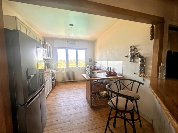 Dans un quartier résidentiel recherché par sa proximité immédiate au centre ville, venez découvrir cette grande maison familiale de plus de 200 m² qui se compose d'une entrée, d'un grand séjour lumineux, d'une cuisine semi-ouverte, de 3 grandes chambres avec placards, d'une salle d'eau avec douche à l'italienne, un wc.
Au sous-sol, une entrée, une 4ème chambre avec son dressing, une 5ème chambre avec sa douche privative, une salle d'eau supplémentaire, 1 wc, une cuisine d'été, une partie chaufferie avec chaudière à condensation et ballon thermodynamique. Vous serez séduits par les volumes de cette maison, son emplacement idéal,  sa piscine au sel, son jardin de 1905 m²avec de nombreux arbres fruitiers, l'un des plus beaux points de vue de la ville. 
Ne tardez pas à prendre rendez-vous pour une visite !!!! Photos sur demande.