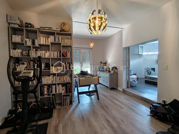 Dans un quartier résidentiel recherché par sa proximité immédiate au centre ville, venez découvrir cette grande maison familiale de plus de 200 m² qui se compose d'une entrée, d'un grand séjour lumineux, d'une cuisine semi-ouverte, de 3 grandes chambres avec placards, d'une salle d'eau avec douche à l'italienne, un wc.
Au sous-sol, une entrée, une 4ème chambre avec son dressing, une 5ème chambre avec sa douche privative, une salle d'eau supplémentaire, 1 wc, une cuisine d'été, une partie chaufferie avec chaudière à condensation et ballon thermodynamique. Vous serez séduits par les volumes de cette maison, son emplacement idéal,  sa piscine au sel, son jardin de 1905 m²avec de nombreux arbres fruitiers, l'un des plus beaux points de vue de la ville. 
Ne tardez pas à prendre rendez-vous pour une visite !!!! Photos sur demande.