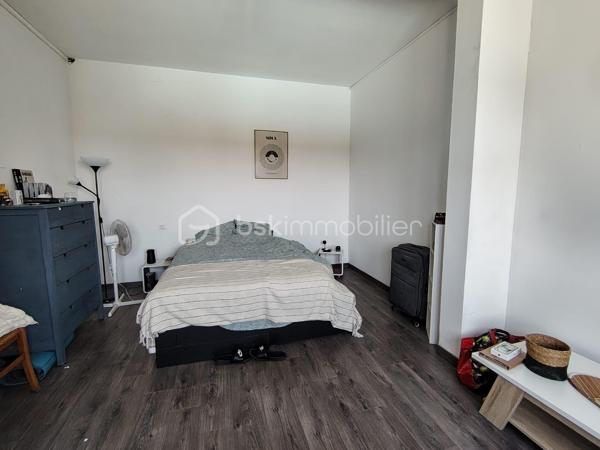 Dans un quartier résidentiel recherché par sa proximité immédiate au centre ville, venez découvrir cette grande maison familiale de plus de 200 m² qui se compose d'une entrée, d'un grand séjour lumineux, d'une cuisine semi-ouverte, de 3 grandes chambres avec placards, d'une salle d'eau avec douche à l'italienne, un wc.
Au sous-sol, une entrée, une 4ème chambre avec son dressing, une 5ème chambre avec sa douche privative, une salle d'eau supplémentaire, 1 wc, une cuisine d'été, une partie chaufferie avec chaudière à condensation et ballon thermodynamique. Vous serez séduits par les volumes de cette maison, son emplacement idéal,  sa piscine au sel, son jardin de 1905 m²avec de nombreux arbres fruitiers, l'un des plus beaux points de vue de la ville. 
Ne tardez pas à prendre rendez-vous pour une visite !!!! Photos sur demande.