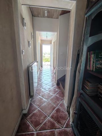 Dans un quartier résidentiel recherché par sa proximité immédiate au centre ville, venez découvrir cette grande maison familiale de plus de 200 m² qui se compose d'une entrée, d'un grand séjour lumineux, d'une cuisine semi-ouverte, de 3 grandes chambres avec placards, d'une salle d'eau avec douche à l'italienne, un wc.
Au sous-sol, une entrée, une 4ème chambre avec son dressing, une 5ème chambre avec sa douche privative, une salle d'eau supplémentaire, 1 wc, une cuisine d'été, une partie chaufferie avec chaudière à condensation et ballon thermodynamique. Vous serez séduits par les volumes de cette maison, son emplacement idéal,  sa piscine au sel, son jardin de 1905 m²avec de nombreux arbres fruitiers, l'un des plus beaux points de vue de la ville. 
Ne tardez pas à prendre rendez-vous pour une visite !!!! Photos sur demande.