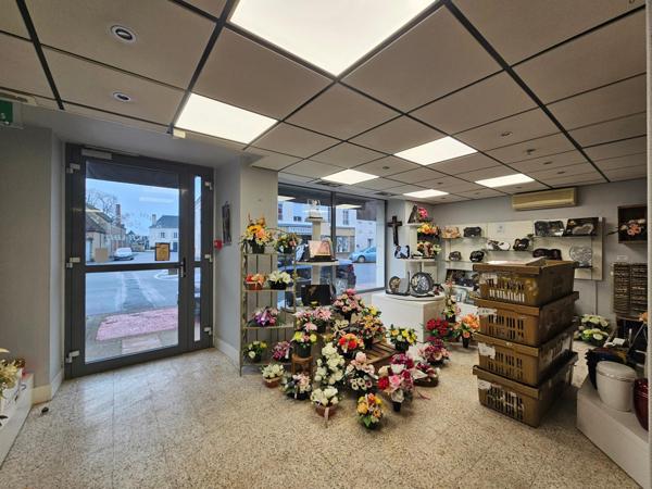 Immeuble à MAROLLES-LES-BRAULTS, 72260 - 450m²