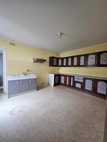 Immeuble à MAROLLES-LES-BRAULTS, 72260 - 450m²