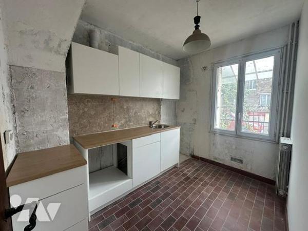 Maison de 3 pièces édifié sur un terrain de 203 m² (source du cadastre), des travaux de rénovat