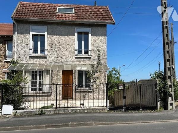 Maison de 3 pièces édifié sur un terrain de 203 m² (source du cadastre), des travaux de rénovat