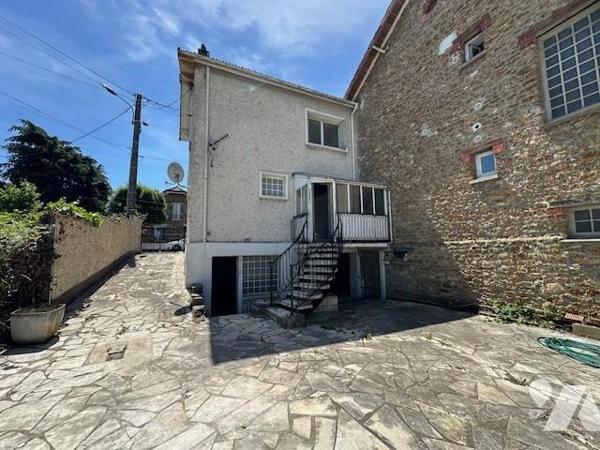 Maison de 3 pièces édifié sur un terrain de 203 m² (source du cadastre), des travaux de rénovat