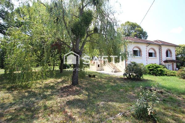 Sur un parc de 3 400m² - 4 chambres – 2 cuisines - 2 salles de bains – Garage