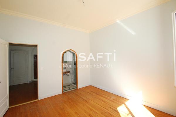 Sur un parc de 3 400m² - 4 chambres – 2 cuisines - 2 salles de bains – Garage