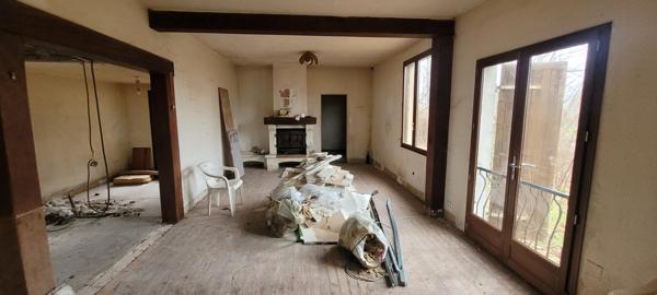 Lisle (24350) Maison de Charme à Réinventer travaux– Proche Rivière & Hors Zone Inondable.Potenciel de Trois chambres,terrai