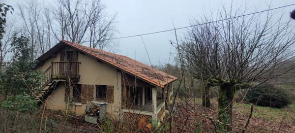 Lisle (24350) Maison de Charme à Réinventer travaux– Proche Rivière & Hors Zone Inondable.Potenciel de Trois chambres,terrai