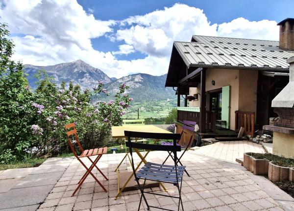 Jolie maison familiale avec vue montagne.
