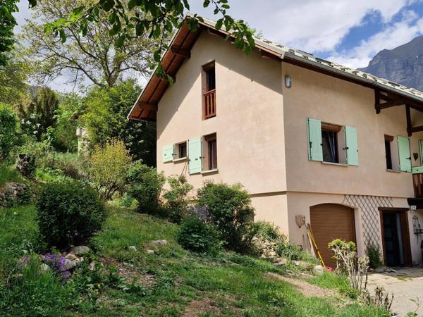 Jolie maison familiale avec vue montagne.