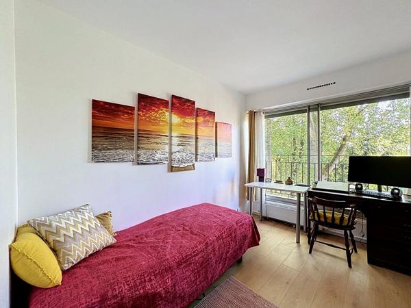 Vente                                                      Appartement
                        
                     4 pièces                      80 m2                     à Brunoy