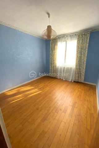 📉 NOUVEAU PRIX – Une belle opportunité à seulement 10 minutes de Houdan ! 

Votre havre de paix aux portes des Yvelines vous attend…

Vous recherchez une maison familiale au calme, avec de beaux volumes et un fort potentiel ?

Découvrez cette maison de 5 chambres, située dans un environnement paisible, offrant une terrasse exposée plein sud, une vue dégagée sur la campagne et un terrain paysagé propice à la détente.

✨ Pour vous aider à vous projeter, des suggestions de réaménagement des principales pièces sont également proposées. Parce qu'une maison se choisit avant tout pour son potentiel et la qualité de vie qu'elle peut offrir.

Les atouts de cette maison

✅ Rez-de-chaussée

Entrée desservant les pièces de vie
Cuisine aménagée et équipée
Salon/séjour lumineux avec accès à une grande terrasse plein sud
2 chambres
Salle d'eau
WC indépendant

✅ Étage

Grand palier
3 chambres de plus de 15 m²
Salle de douche 
A terminer selon vos envies

✅ Sous-sol total

Garage
Atelier
Buanderie
Chaufferie

✅ Extérieurs

Terrain paysagé
Deux dépendances
Préau
Terrasse de plus de 20 m² exposée plein sud avec une vue dégagée

💚 Les + :

5 chambres
Sous-sol total
Beaux volumes
Environnement calme
À seulement 10 minutes de Houdan
À environ 1 heure de Paris

💰 Nouveau prix : 339 000 € (honoraires d'agence inclus).

Une opportunité à ne pas manquer pour les familles à la recherche d'espace, de nature et d'un bien à personnaliser selon leurs envies.

📞 Envie d'en savoir plus ou d'organiser une visite ?

Contactez-moi au 07 89 87 60 24
