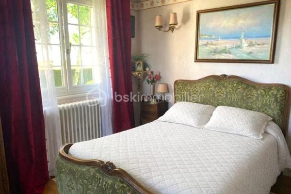 📉 NOUVEAU PRIX – Une belle opportunité à seulement 10 minutes de Houdan ! 

Votre havre de paix aux portes des Yvelines vous attend…

Vous recherchez une maison familiale au calme, avec de beaux volumes et un fort potentiel ?

Découvrez cette maison de 5 chambres, située dans un environnement paisible, offrant une terrasse exposée plein sud, une vue dégagée sur la campagne et un terrain paysagé propice à la détente.

✨ Pour vous aider à vous projeter, des suggestions de réaménagement des principales pièces sont également proposées. Parce qu'une maison se choisit avant tout pour son potentiel et la qualité de vie qu'elle peut offrir.

Les atouts de cette maison

✅ Rez-de-chaussée

Entrée desservant les pièces de vie
Cuisine aménagée et équipée
Salon/séjour lumineux avec accès à une grande terrasse plein sud
2 chambres
Salle d'eau
WC indépendant

✅ Étage

Grand palier
3 chambres de plus de 15 m²
Salle de douche 
A terminer selon vos envies

✅ Sous-sol total

Garage
Atelier
Buanderie
Chaufferie

✅ Extérieurs

Terrain paysagé
Deux dépendances
Préau
Terrasse de plus de 20 m² exposée plein sud avec une vue dégagée

💚 Les + :

5 chambres
Sous-sol total
Beaux volumes
Environnement calme
À seulement 10 minutes de Houdan
À environ 1 heure de Paris

💰 Nouveau prix : 339 000 € (honoraires d'agence inclus).

Une opportunité à ne pas manquer pour les familles à la recherche d'espace, de nature et d'un bien à personnaliser selon leurs envies.

📞 Envie d'en savoir plus ou d'organiser une visite ?

Contactez-moi au 07 89 87 60 24