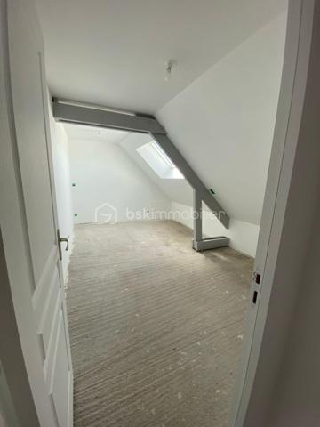 📉 NOUVEAU PRIX – Une belle opportunité à seulement 10 minutes de Houdan ! 

Votre havre de paix aux portes des Yvelines vous attend…

Vous recherchez une maison familiale au calme, avec de beaux volumes et un fort potentiel ?

Découvrez cette maison de 5 chambres, située dans un environnement paisible, offrant une terrasse exposée plein sud, une vue dégagée sur la campagne et un terrain paysagé propice à la détente.

✨ Pour vous aider à vous projeter, des suggestions de réaménagement des principales pièces sont également proposées. Parce qu'une maison se choisit avant tout pour son potentiel et la qualité de vie qu'elle peut offrir.

Les atouts de cette maison

✅ Rez-de-chaussée

Entrée desservant les pièces de vie
Cuisine aménagée et équipée
Salon/séjour lumineux avec accès à une grande terrasse plein sud
2 chambres
Salle d'eau
WC indépendant

✅ Étage

Grand palier
3 chambres de plus de 15 m²
Salle de douche 
A terminer selon vos envies

✅ Sous-sol total

Garage
Atelier
Buanderie
Chaufferie

✅ Extérieurs

Terrain paysagé
Deux dépendances
Préau
Terrasse de plus de 20 m² exposée plein sud avec une vue dégagée

💚 Les + :

5 chambres
Sous-sol total
Beaux volumes
Environnement calme
À seulement 10 minutes de Houdan
À environ 1 heure de Paris

💰 Nouveau prix : 339 000 € (honoraires d'agence inclus).

Une opportunité à ne pas manquer pour les familles à la recherche d'espace, de nature et d'un bien à personnaliser selon leurs envies.

📞 Envie d'en savoir plus ou d'organiser une visite ?

Contactez-moi au 07 89 87 60 24