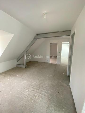 📉 NOUVEAU PRIX – Une belle opportunité à seulement 10 minutes de Houdan ! 

Votre havre de paix aux portes des Yvelines vous attend…

Vous recherchez une maison familiale au calme, avec de beaux volumes et un fort potentiel ?

Découvrez cette maison de 5 chambres, située dans un environnement paisible, offrant une terrasse exposée plein sud, une vue dégagée sur la campagne et un terrain paysagé propice à la détente.

✨ Pour vous aider à vous projeter, des suggestions de réaménagement des principales pièces sont également proposées. Parce qu'une maison se choisit avant tout pour son potentiel et la qualité de vie qu'elle peut offrir.

Les atouts de cette maison

✅ Rez-de-chaussée

Entrée desservant les pièces de vie
Cuisine aménagée et équipée
Salon/séjour lumineux avec accès à une grande terrasse plein sud
2 chambres
Salle d'eau
WC indépendant

✅ Étage

Grand palier
3 chambres de plus de 15 m²
Salle de douche 
A terminer selon vos envies

✅ Sous-sol total

Garage
Atelier
Buanderie
Chaufferie

✅ Extérieurs

Terrain paysagé
Deux dépendances
Préau
Terrasse de plus de 20 m² exposée plein sud avec une vue dégagée

💚 Les + :

5 chambres
Sous-sol total
Beaux volumes
Environnement calme
À seulement 10 minutes de Houdan
À environ 1 heure de Paris

💰 Nouveau prix : 339 000 € (honoraires d'agence inclus).

Une opportunité à ne pas manquer pour les familles à la recherche d'espace, de nature et d'un bien à personnaliser selon leurs envies.

📞 Envie d'en savoir plus ou d'organiser une visite ?

Contactez-moi au 07 89 87 60 24