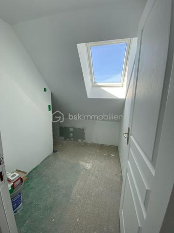 📉 NOUVEAU PRIX – Une belle opportunité à seulement 10 minutes de Houdan ! 

Votre havre de paix aux portes des Yvelines vous attend…

Vous recherchez une maison familiale au calme, avec de beaux volumes et un fort potentiel ?

Découvrez cette maison de 5 chambres, située dans un environnement paisible, offrant une terrasse exposée plein sud, une vue dégagée sur la campagne et un terrain paysagé propice à la détente.

✨ Pour vous aider à vous projeter, des suggestions de réaménagement des principales pièces sont également proposées. Parce qu'une maison se choisit avant tout pour son potentiel et la qualité de vie qu'elle peut offrir.

Les atouts de cette maison

✅ Rez-de-chaussée

Entrée desservant les pièces de vie
Cuisine aménagée et équipée
Salon/séjour lumineux avec accès à une grande terrasse plein sud
2 chambres
Salle d'eau
WC indépendant

✅ Étage

Grand palier
3 chambres de plus de 15 m²
Salle de douche 
A terminer selon vos envies

✅ Sous-sol total

Garage
Atelier
Buanderie
Chaufferie

✅ Extérieurs

Terrain paysagé
Deux dépendances
Préau
Terrasse de plus de 20 m² exposée plein sud avec une vue dégagée

💚 Les + :

5 chambres
Sous-sol total
Beaux volumes
Environnement calme
À seulement 10 minutes de Houdan
À environ 1 heure de Paris

💰 Nouveau prix : 339 000 € (honoraires d'agence inclus).

Une opportunité à ne pas manquer pour les familles à la recherche d'espace, de nature et d'un bien à personnaliser selon leurs envies.

📞 Envie d'en savoir plus ou d'organiser une visite ?

Contactez-moi au 07 89 87 60 24