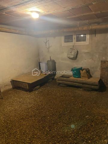 📉 NOUVEAU PRIX – Une belle opportunité à seulement 10 minutes de Houdan ! 

Votre havre de paix aux portes des Yvelines vous attend…

Vous recherchez une maison familiale au calme, avec de beaux volumes et un fort potentiel ?

Découvrez cette maison de 5 chambres, située dans un environnement paisible, offrant une terrasse exposée plein sud, une vue dégagée sur la campagne et un terrain paysagé propice à la détente.

✨ Pour vous aider à vous projeter, des suggestions de réaménagement des principales pièces sont également proposées. Parce qu'une maison se choisit avant tout pour son potentiel et la qualité de vie qu'elle peut offrir.

Les atouts de cette maison

✅ Rez-de-chaussée

Entrée desservant les pièces de vie
Cuisine aménagée et équipée
Salon/séjour lumineux avec accès à une grande terrasse plein sud
2 chambres
Salle d'eau
WC indépendant

✅ Étage

Grand palier
3 chambres de plus de 15 m²
Salle de douche 
A terminer selon vos envies

✅ Sous-sol total

Garage
Atelier
Buanderie
Chaufferie

✅ Extérieurs

Terrain paysagé
Deux dépendances
Préau
Terrasse de plus de 20 m² exposée plein sud avec une vue dégagée

💚 Les + :

5 chambres
Sous-sol total
Beaux volumes
Environnement calme
À seulement 10 minutes de Houdan
À environ 1 heure de Paris

💰 Nouveau prix : 339 000 € (honoraires d'agence inclus).

Une opportunité à ne pas manquer pour les familles à la recherche d'espace, de nature et d'un bien à personnaliser selon leurs envies.

📞 Envie d'en savoir plus ou d'organiser une visite ?

Contactez-moi au 07 89 87 60 24