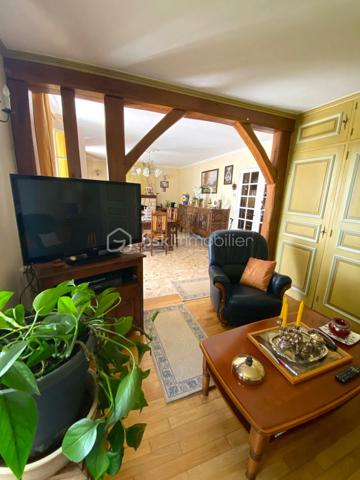 📉 NOUVEAU PRIX – Une belle opportunité à seulement 10 minutes de Houdan ! 

Votre havre de paix aux portes des Yvelines vous attend…

Vous recherchez une maison familiale au calme, avec de beaux volumes et un fort potentiel ?

Découvrez cette maison de 5 chambres, située dans un environnement paisible, offrant une terrasse exposée plein sud, une vue dégagée sur la campagne et un terrain paysagé propice à la détente.

✨ Pour vous aider à vous projeter, des suggestions de réaménagement des principales pièces sont également proposées. Parce qu'une maison se choisit avant tout pour son potentiel et la qualité de vie qu'elle peut offrir.

Les atouts de cette maison

✅ Rez-de-chaussée

Entrée desservant les pièces de vie
Cuisine aménagée et équipée
Salon/séjour lumineux avec accès à une grande terrasse plein sud
2 chambres
Salle d'eau
WC indépendant

✅ Étage

Grand palier
3 chambres de plus de 15 m²
Salle de douche 
A terminer selon vos envies

✅ Sous-sol total

Garage
Atelier
Buanderie
Chaufferie

✅ Extérieurs

Terrain paysagé
Deux dépendances
Préau
Terrasse de plus de 20 m² exposée plein sud avec une vue dégagée

💚 Les + :

5 chambres
Sous-sol total
Beaux volumes
Environnement calme
À seulement 10 minutes de Houdan
À environ 1 heure de Paris

💰 Nouveau prix : 339 000 € (honoraires d'agence inclus).

Une opportunité à ne pas manquer pour les familles à la recherche d'espace, de nature et d'un bien à personnaliser selon leurs envies.

📞 Envie d'en savoir plus ou d'organiser une visite ?

Contactez-moi au 07 89 87 60 24