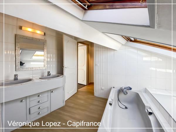 Agen hyper centre, emplacement privilégié sur le boulevard piéton et à deux pas du marché, superbe appartement traversant en duplex