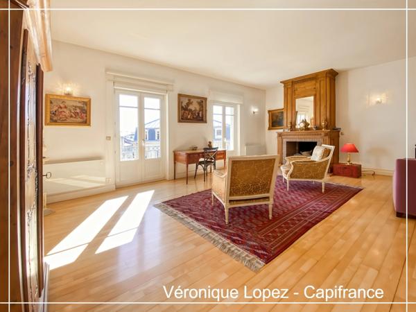 Agen hyper centre, emplacement privilégié sur le boulevard piéton et à deux pas du marché, superbe appartement traversant en duplex