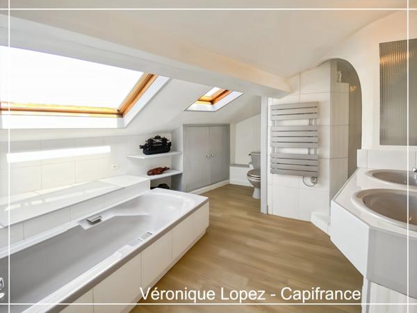 Agen hyper centre, emplacement privilégié sur le boulevard piéton et à deux pas du marché, superbe appartement traversant en duplex