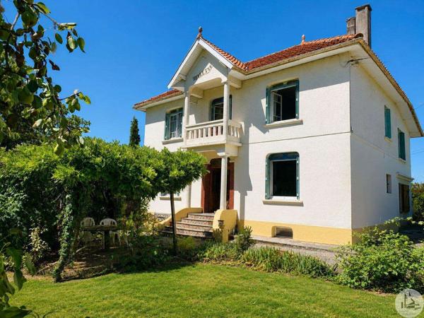 Maison avec 6 chambres et piscine.