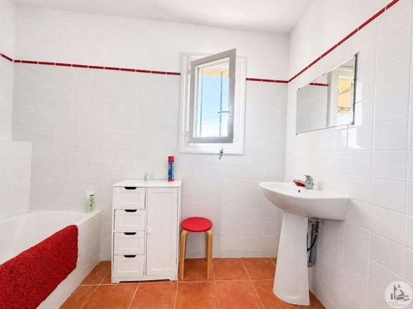 Maison avec 6 chambres et piscine.