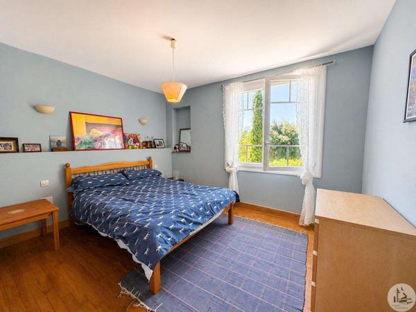 Maison avec 6 chambres et piscine.