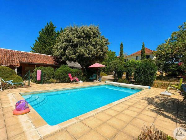 Maison avec 6 chambres et piscine.