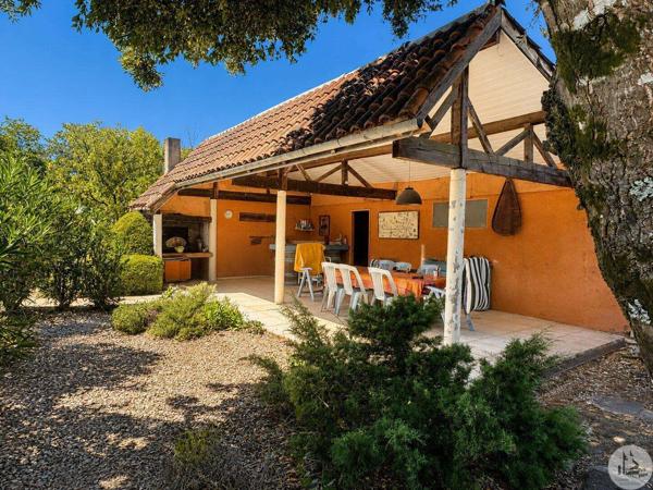 Maison avec 6 chambres et piscine.