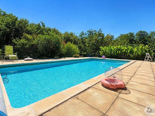 Maison avec 6 chambres et piscine.