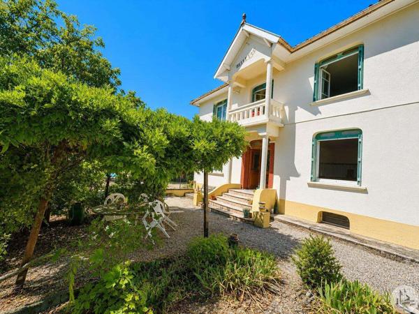 Maison avec 6 chambres et piscine.
