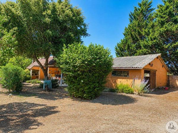 Maison avec 6 chambres et piscine.