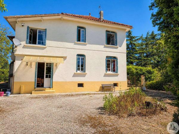 Maison avec 6 chambres et piscine.